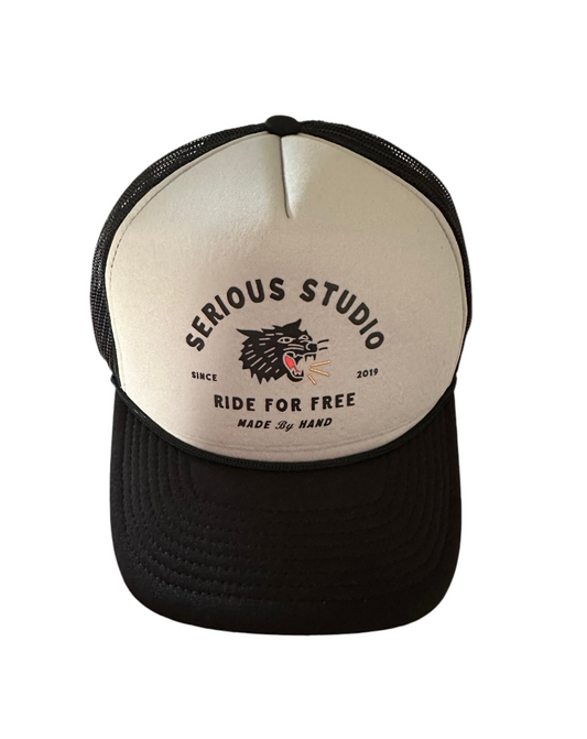 SERIOUS STUDIO ICONIC WOLF TRUCKER HAT - LIGHT GREY