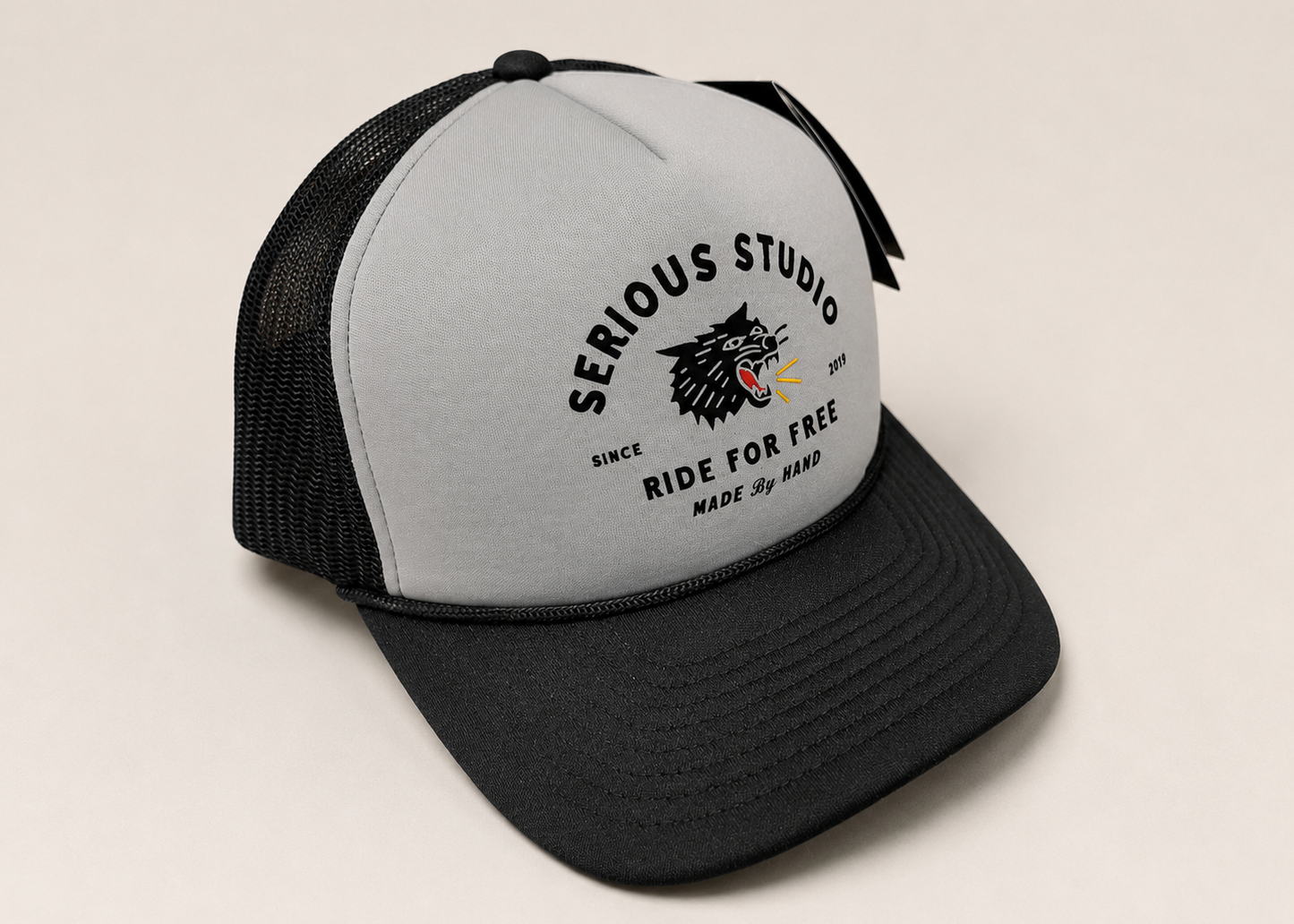 SERIOUS STUDIO ICONIC WOLF TRUCKER HAT - LIGHT GREY