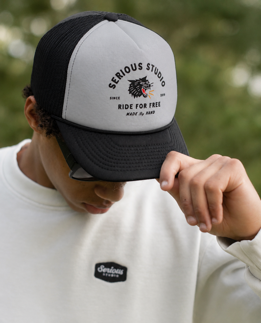 SERIOUS STUDIO ICONIC WOLF TRUCKER HAT - LIGHT GREY