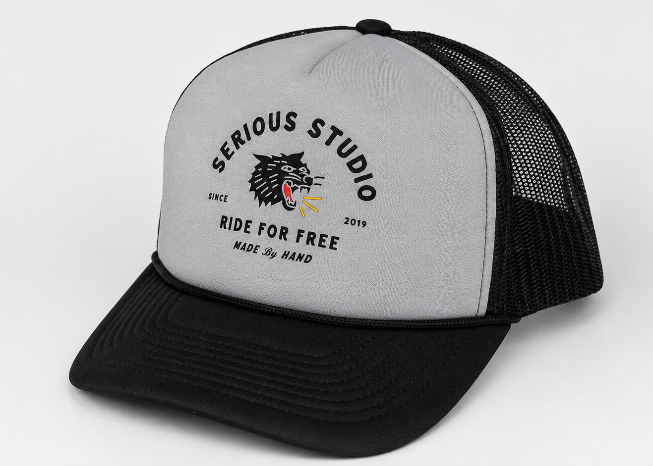 SERIOUS STUDIO ICONIC WOLF TRUCKER HAT - LIGHT GREY