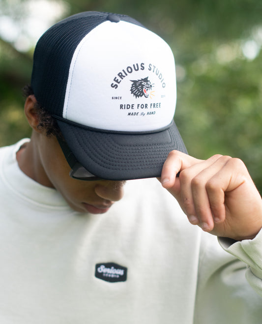 SERIOUS STUDIO ICONIC WOLF TRUCKER HAT - LIGHT GREY